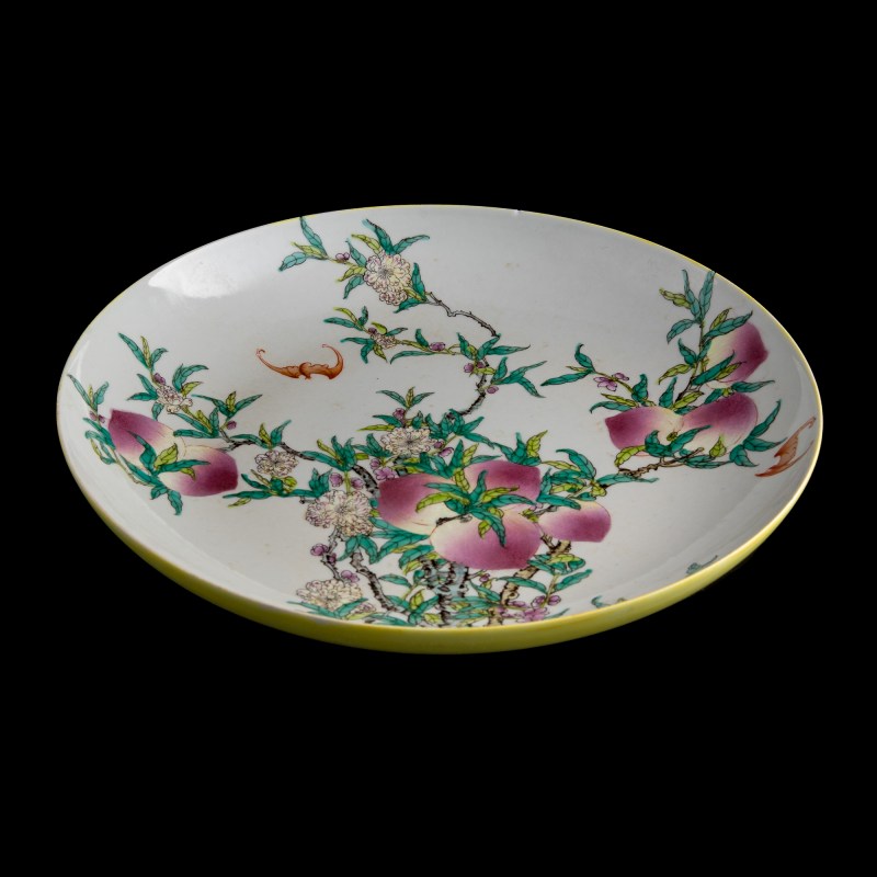 十九世紀 粉彩九桃盤 | A Chinese famille rose 'Nine Peaches' charger, 19th century - 图3