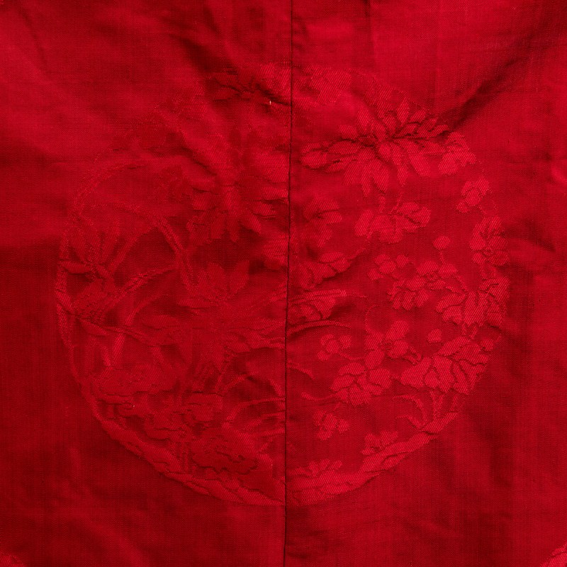十九世紀 紅綢鑲刺綉花蝶紋女袍 | A Chinese red silk woman's robe embroidered with flowers and butterflies, 19th century - 图8