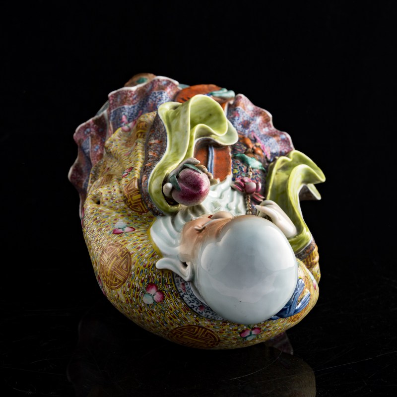 民國 魏洪泰制粉彩瓷塑壽星（附原配硬木座） | A Chinese famille rose Shouxing figure, by Wei Hongtai, Republic period - 图9