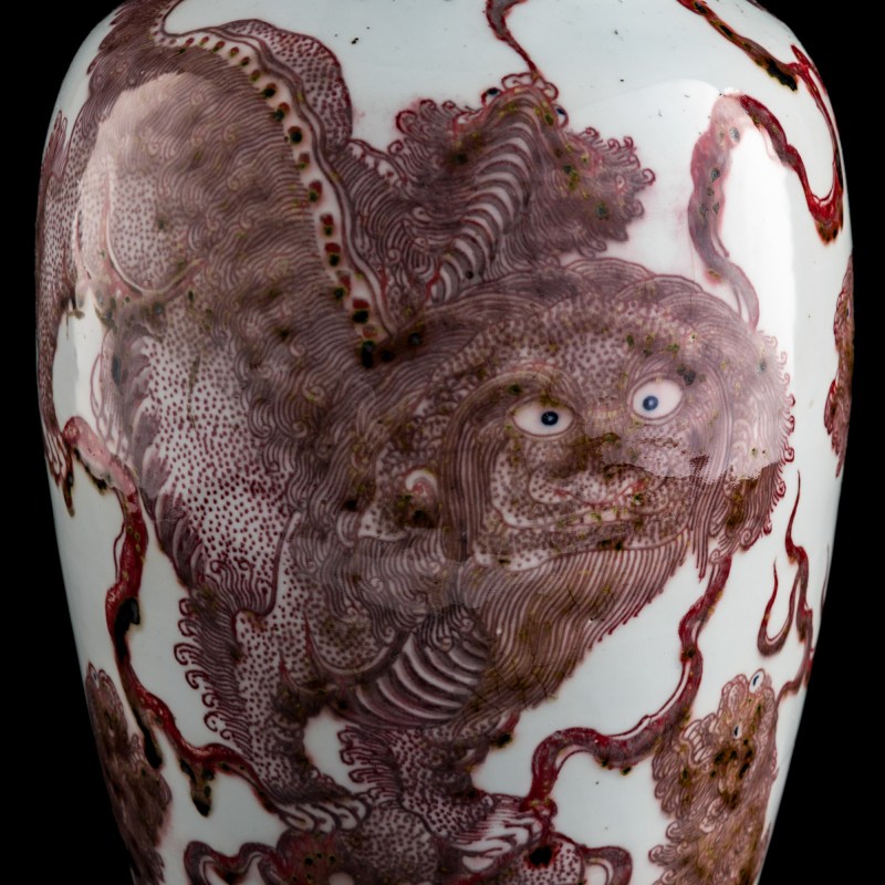 十九世紀 釉裏紅少獅太獅瓶 | A Chinese copper-red-underglazed 'lion and cub' vase, 19th century - 图8