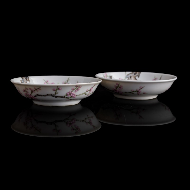 十九世紀早 松柏居制粉彩梅花碟一對 | A pair of Chinese famille rose 'plum blossom' dishes, early 19th century - 图2
