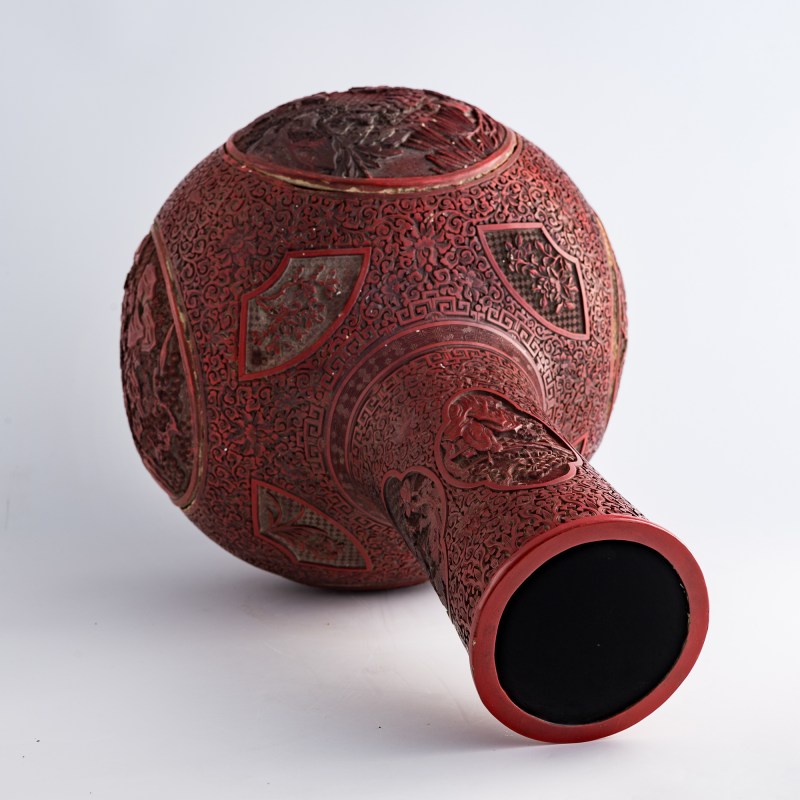 十九世紀早 剔紅嬰戲圖天球瓶 | A Chinese cinnabar 'children playing' tianqiu vase, early 19th century - 图6