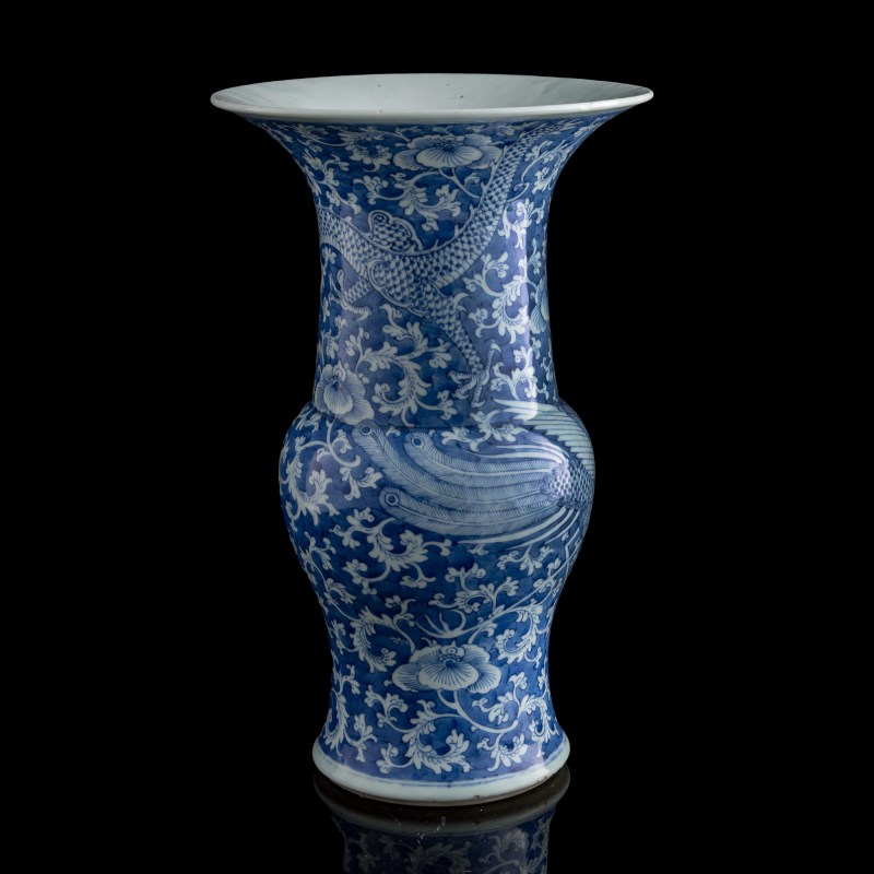 十九世紀早 青花留白纏枝花卉花觚 | A Chinese blue and white floral gu vase, early 19th century - 图3