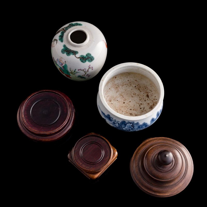 十八世紀 粉彩人物罐及青花山水爐（附木座木蓋） | A Chinese famille rose 'figural' jar and a blue and white 'landscape' censer, 18th century - 图6