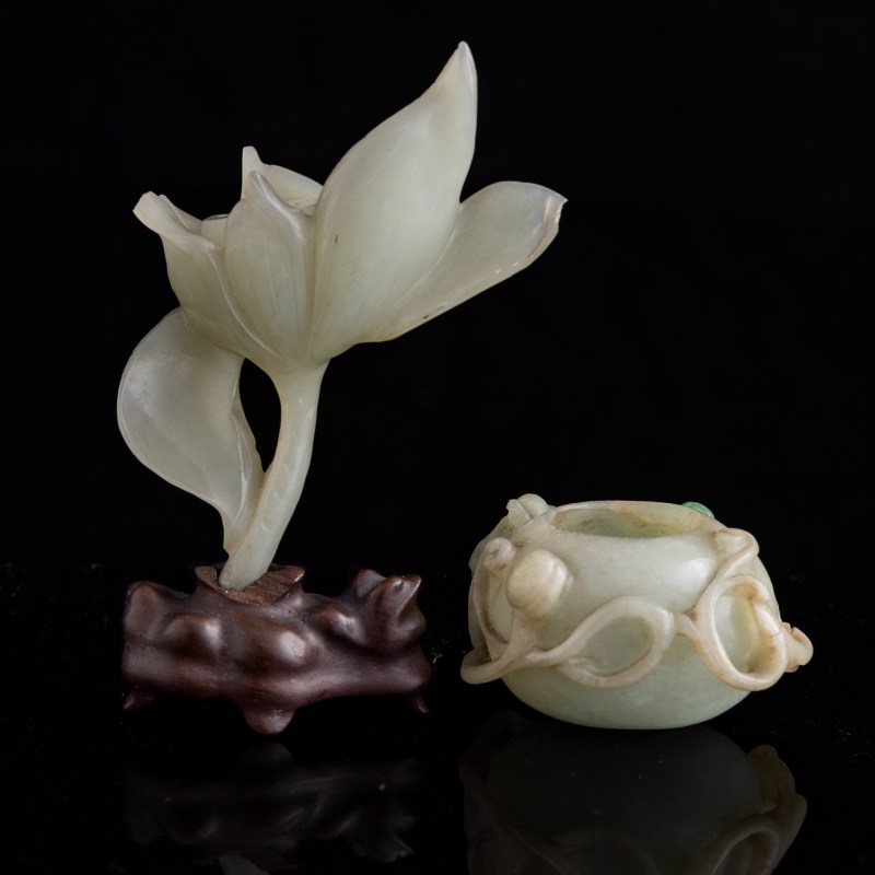 十九世紀 翡翠水盂及白玉荷花擺件（附座） | A Chinese jadeite water coupe and a white jade lotus carving, 19th century - 图3