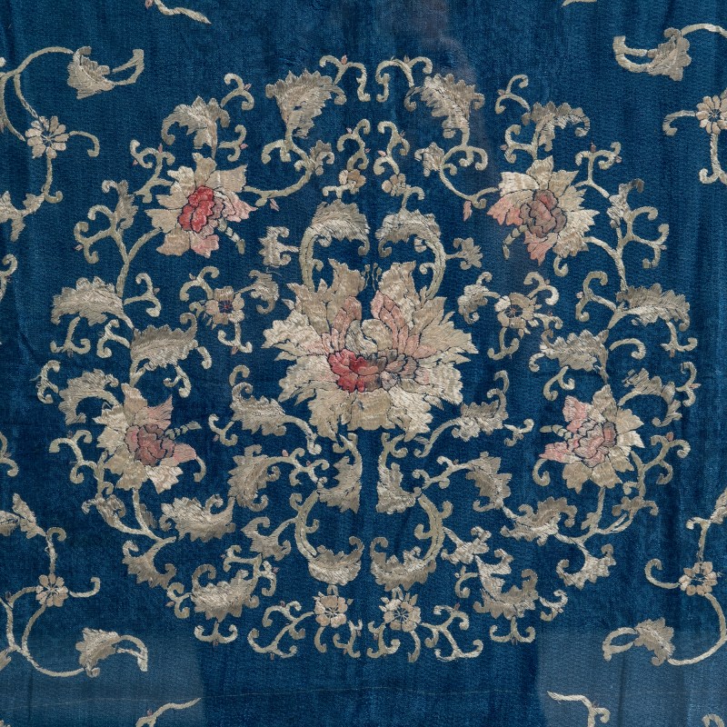 十九世紀 藏青緞地刺綉團花纏枝牡丹鏡框 | A Chinese framed dark blue satin embroidered floral roundel, 19th century - 图2