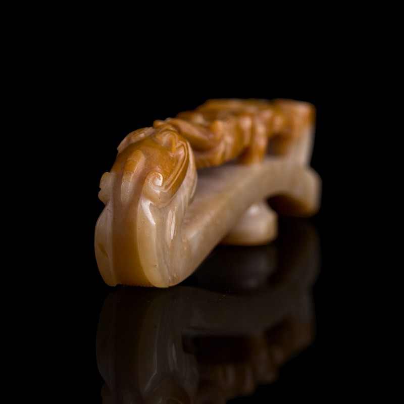 清代 紅翡龍勾 | A Chinese red jadeite dragon belt hook, Qing dynasty - 图3