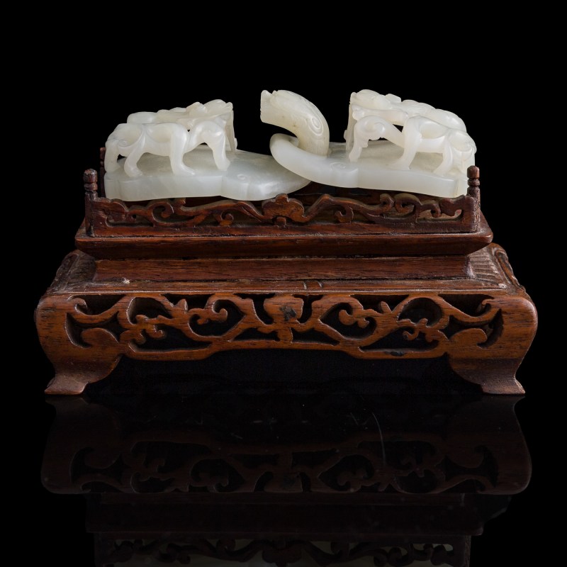 十八世紀 白玉螭龍紋帶扣（附硬木座） | A Chinese white jade 'chilong' belt buckle, 18th century - 图2