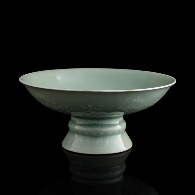 清雍正 豆青釉印花高足碗 | A Chinese celadon-glazed 'flower' stem bowl, Yongzheng period, Qing dynasty - 图3