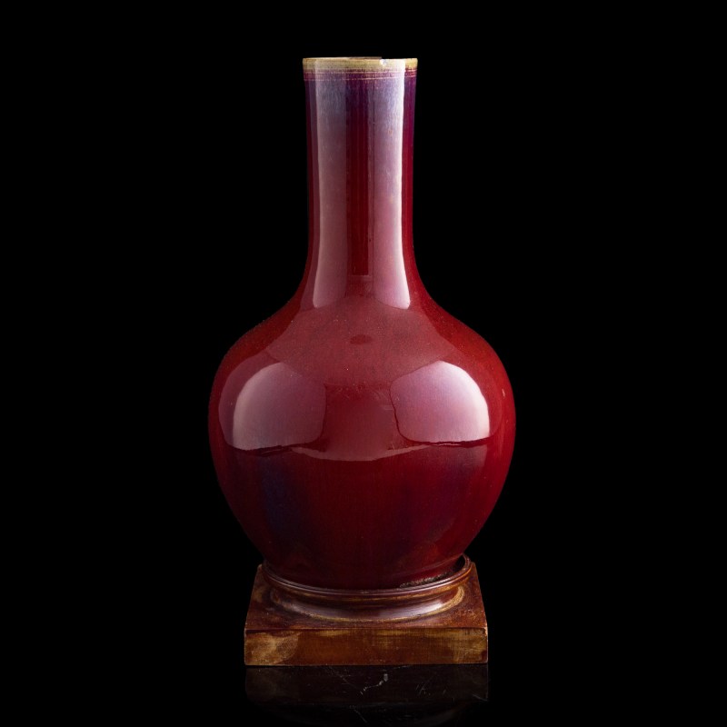 十九世紀早 窑變釉天球瓶（附硬木座） | A Chinese flambe-glazed tianqiuping vase, early 19th century - 图4