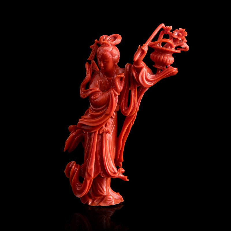 二十世紀早 珊瑚雕仕女像 | A Chinese carved coral figure of a court lady, early 20th century - 图1
