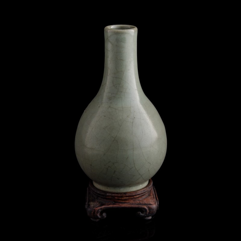 十七/十八世紀 仿官釉膽瓶（附原配硬木座） | A Chinese Guan-type-glazed danping vase, 17th/18th century - 图1
