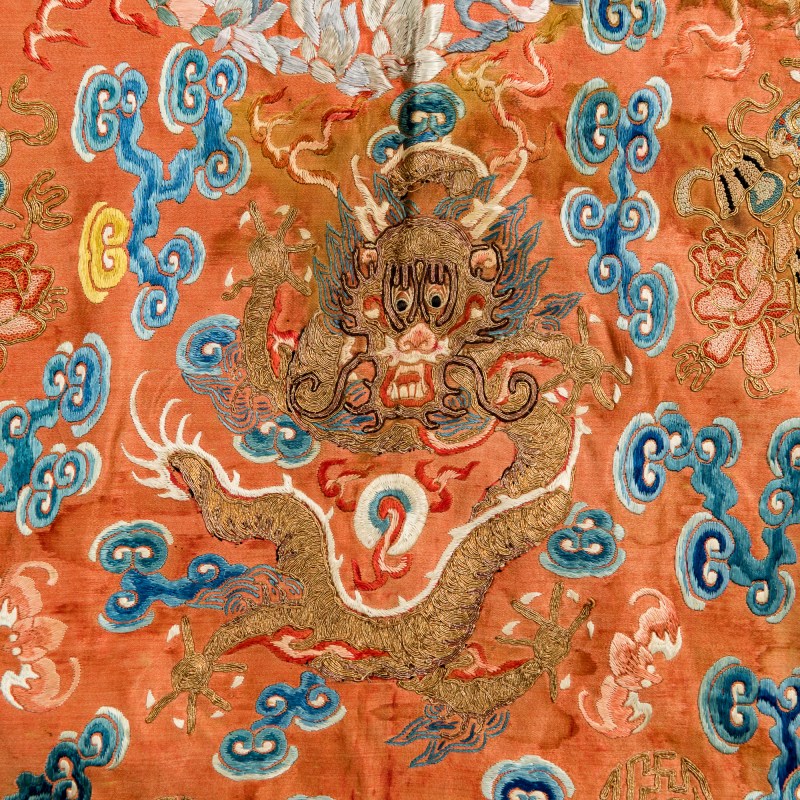 十九世紀早 刺綉盤金龍紋綉片 | A Chinese couched-gold embroidered dragon panel, early 19th century - 图5