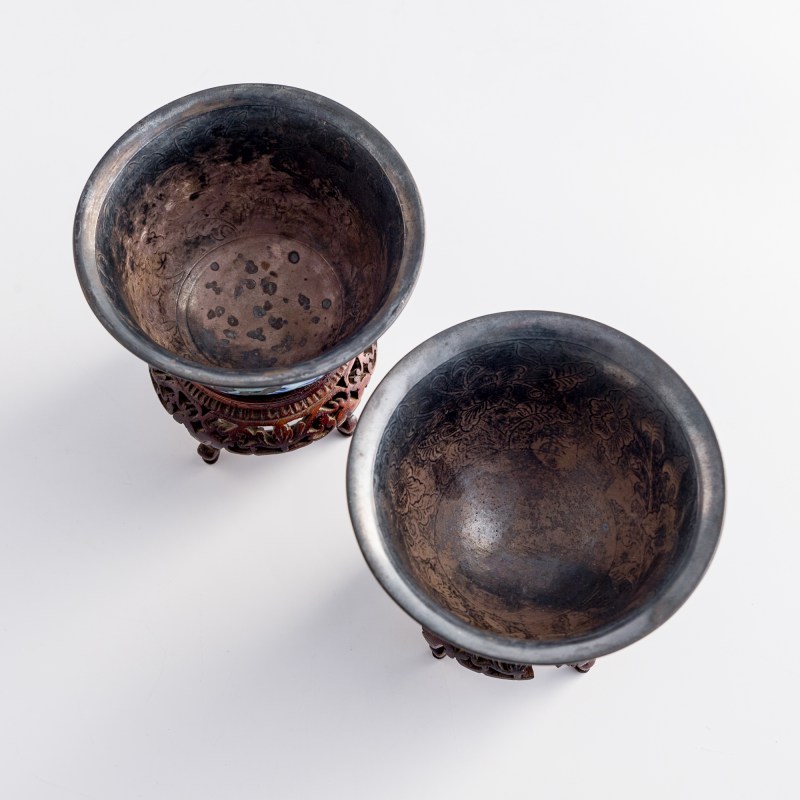 十九世紀 銀燒藍纏枝花卉杯一對（附硬木座） | Two Chinese silver enamel floral cups, 19th century - 图6