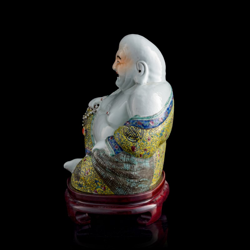 民國 朱茂記造粉彩彌勒佛（附木座） | A Chinese famille rose figure of Maitreya, Republic period - 图2