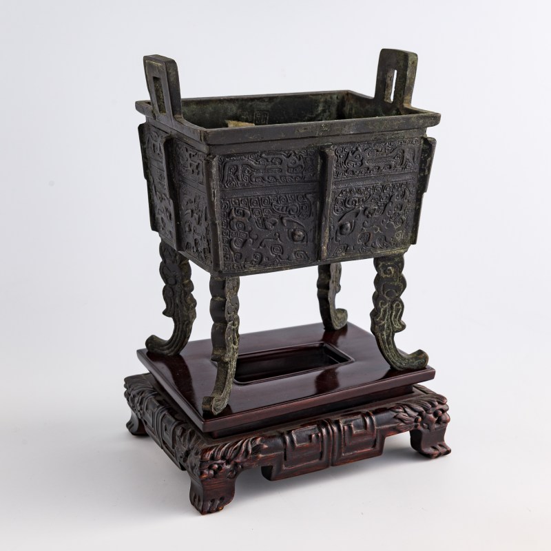 明代 銅方鼎（附硬木座） | A Chinese bronze square ding, Ming dynasty - 图10