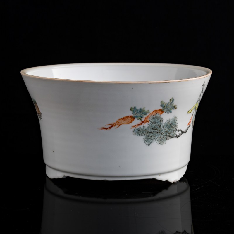 十九世紀晚 淺絳彩博古圖花盆 | A Chinese Qianjiang-enameled 'hundred antiques' jardiniere, late 19th century - 图3