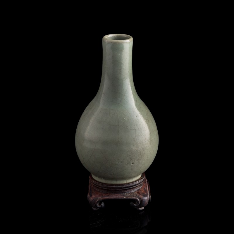 十七/十八世紀 仿官釉膽瓶（附原配硬木座） | A Chinese Guan-type-glazed danping vase, 17th/18th century - 图2