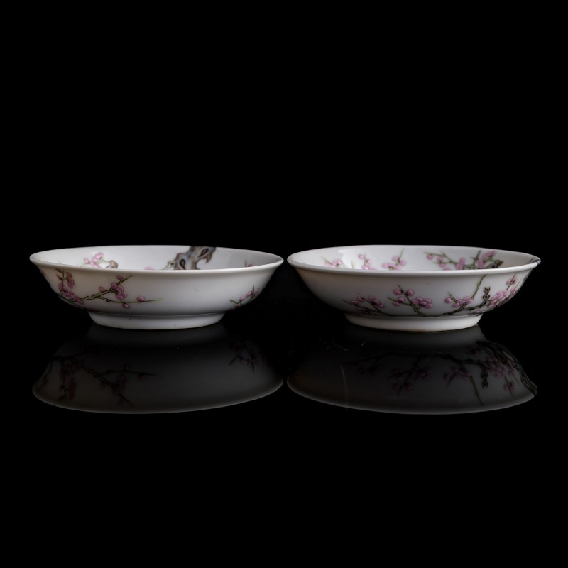 十九世紀早 松柏居制粉彩梅花碟一對 | A pair of Chinese famille rose 'plum blossom' dishes, early 19th century - 图3