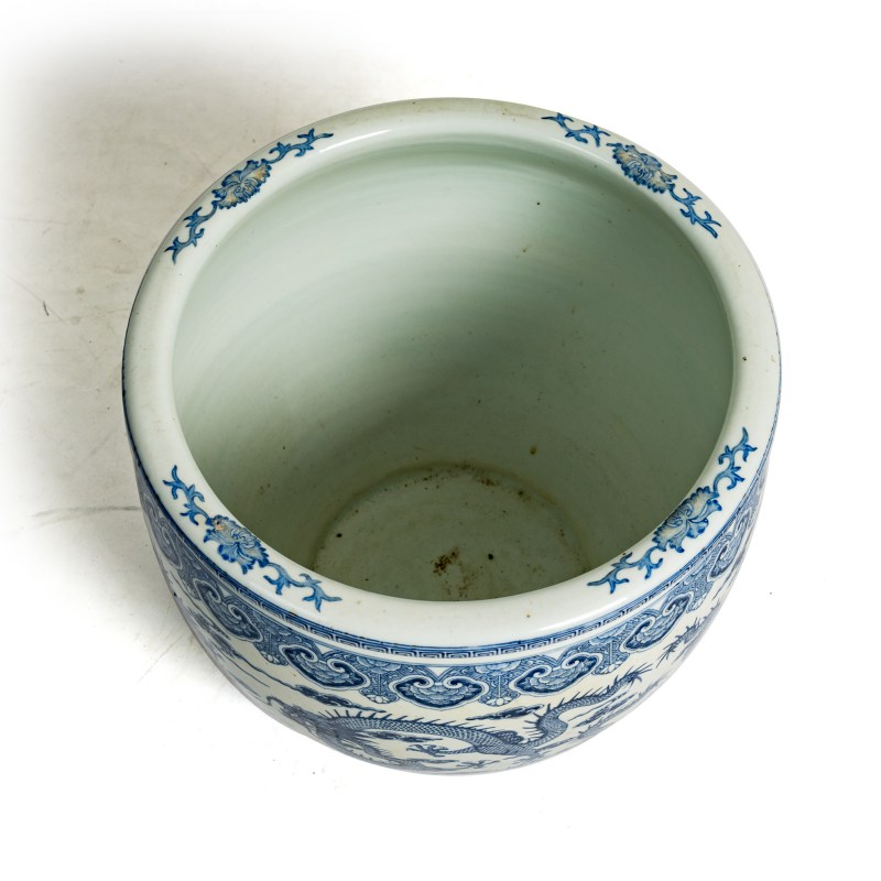 十九世紀 青花雲龍紋缸一對 | A pair of Chinese blue and white 'cloud and dragon' jardinieres, 19th century - 图7