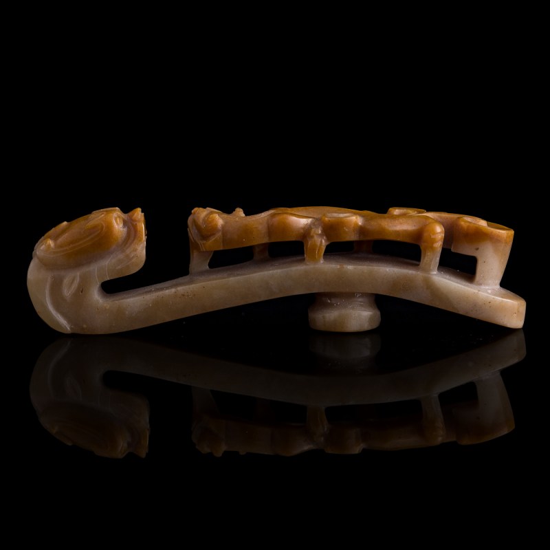 清代 紅翡龍勾 | A Chinese red jadeite dragon belt hook, Qing dynasty - 图4