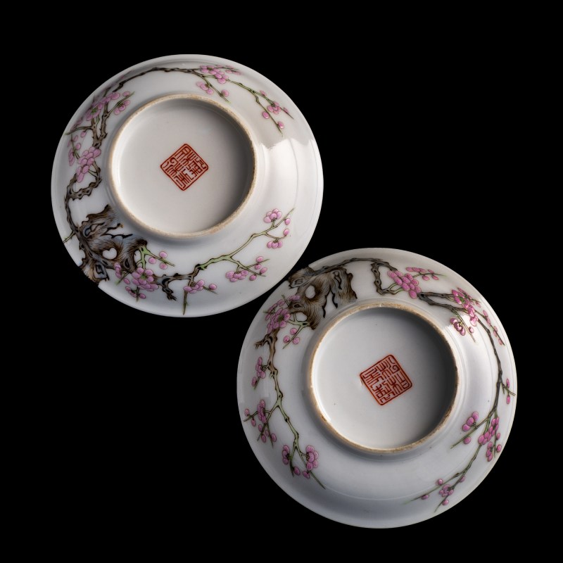 十九世紀早 松柏居制粉彩梅花碟一對 | A pair of Chinese famille rose 'plum blossom' dishes, early 19th century - 图4