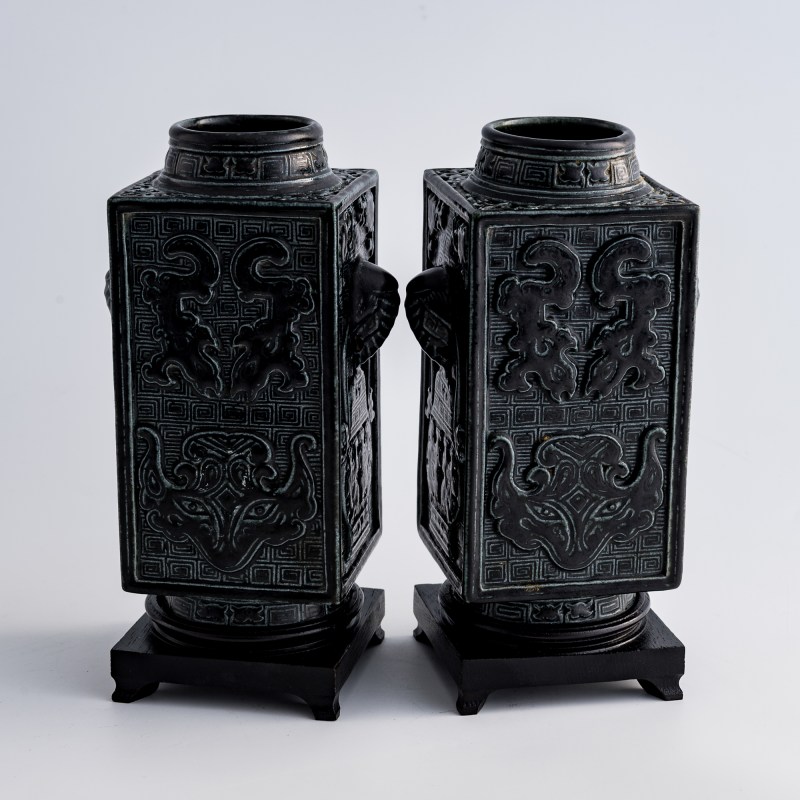 民國 古銅彩饕餮紋象耳琮瓶一對（附木座） | A pair of Chinese archaistic bronze-glazed 'taotie' cong-form vases, Republic period - 图5