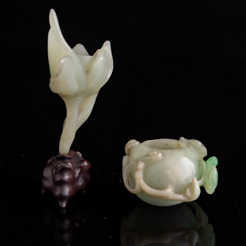 十九世紀 翡翠水盂及白玉荷花擺件（附座） | A Chinese jadeite water coupe and a white jade lotus carving, 19th century - 图4