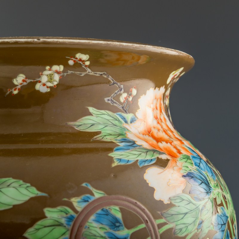 十九世紀 褐地粉彩花卉魚簍尊 | A Chinese brown-ground famille rose enameled vase, 19th century - 图11