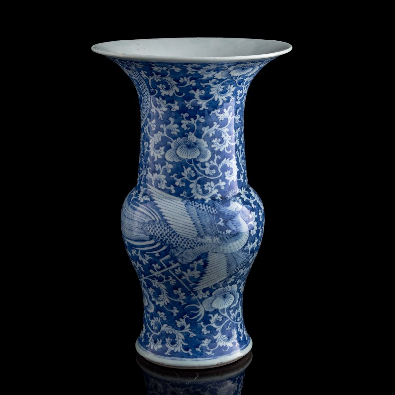 十九世紀早 青花留白纏枝花卉花觚 | A Chinese blue and white floral gu vase, early 19th century - 图4