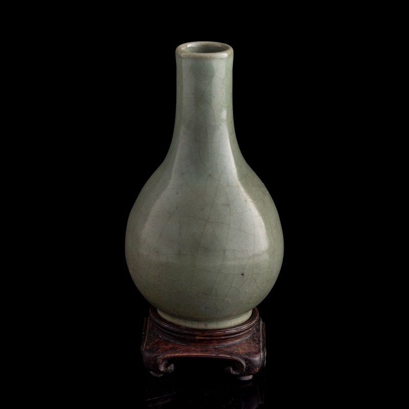 十七/十八世紀 仿官釉膽瓶（附原配硬木座） | A Chinese Guan-type-glazed danping vase, 17th/18th century - 图3