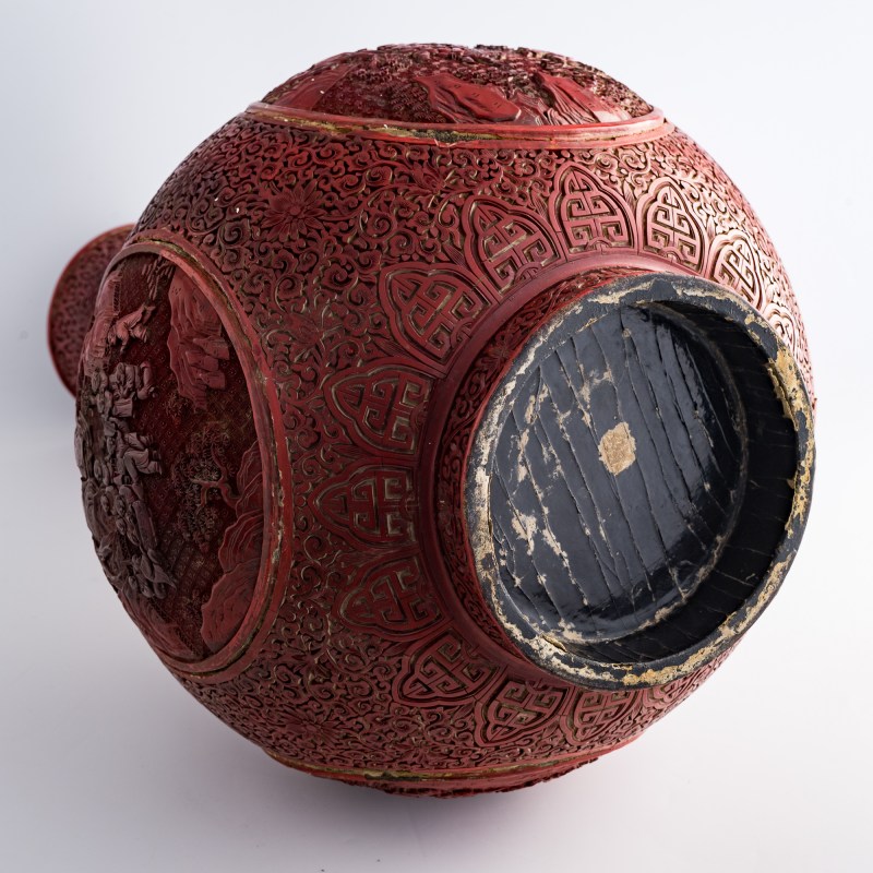 十九世紀早 剔紅嬰戲圖天球瓶 | A Chinese cinnabar 'children playing' tianqiu vase, early 19th century - 图7