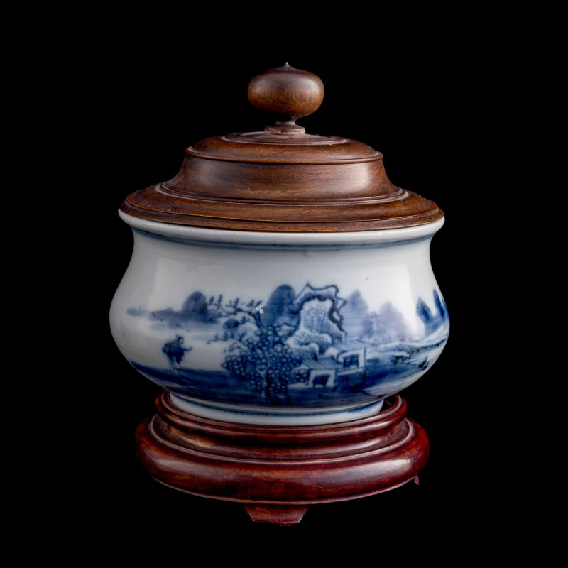 十八世紀 粉彩人物罐及青花山水爐（附木座木蓋） | A Chinese famille rose 'figural' jar and a blue and white 'landscape' censer, 18th century - 图7