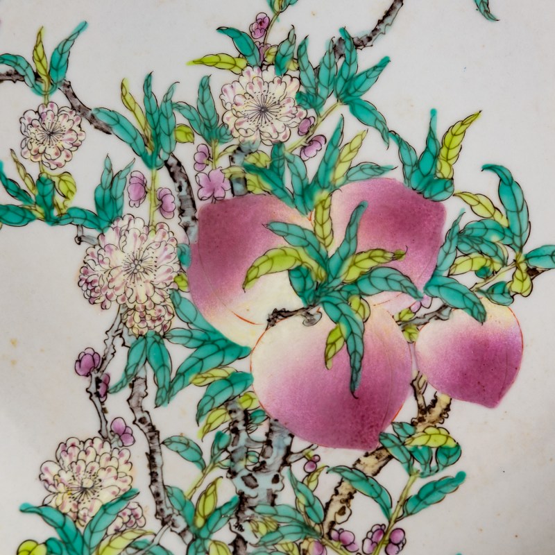 十九世紀 粉彩九桃盤 | A Chinese famille rose 'Nine Peaches' charger, 19th century - 图5