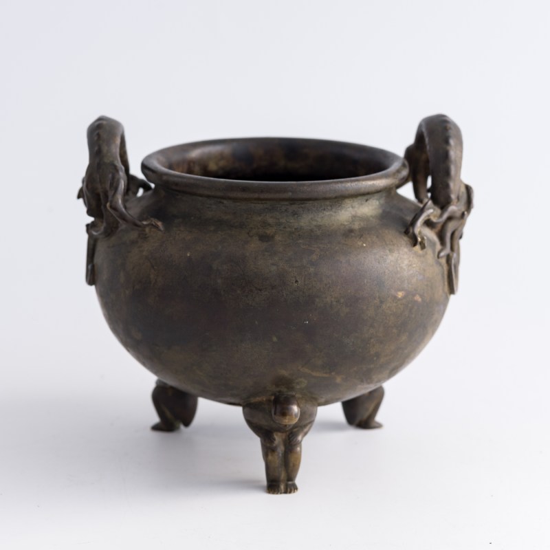 十九世紀早 銅三足螭龍耳爐 | A Chinese bronze tripod censer with 'chilong' handles, early 19th century