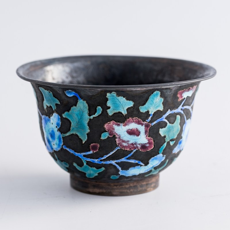 十九世紀 銀燒藍纏枝花卉杯一對（附硬木座） | Two Chinese silver enamel floral cups, 19th century - 图7