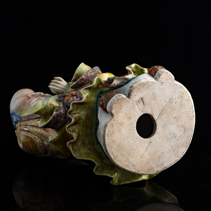 民國 魏洪泰制粉彩瓷塑壽星（附原配硬木座） | A Chinese famille rose Shouxing figure, by Wei Hongtai, Republic period - 图10