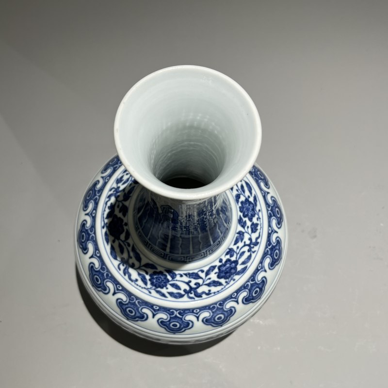 清道光 青花缠枝莲纹玉壶春瓶 - 图4