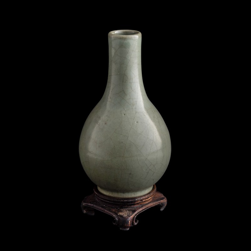 十七/十八世紀 仿官釉膽瓶（附原配硬木座） | A Chinese Guan-type-glazed danping vase, 17th/18th century - 图4