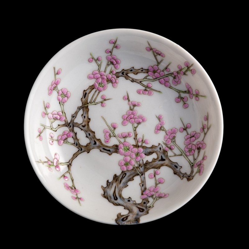 十九世紀早 松柏居制粉彩梅花碟一對 | A pair of Chinese famille rose 'plum blossom' dishes, early 19th century - 图5