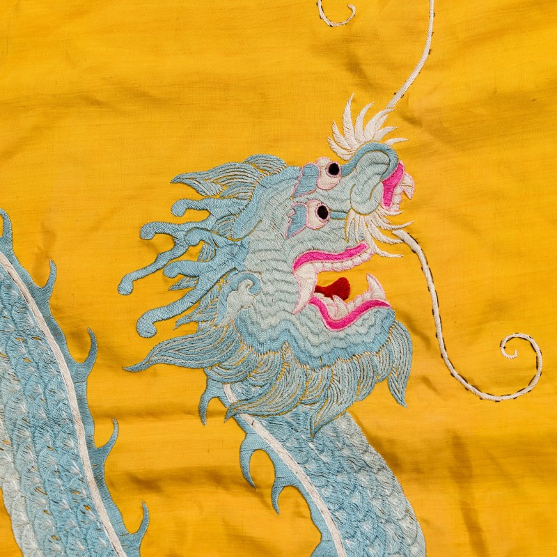 十九世紀 緙絲刀馬人物綉片及刺綉龍旗 | A Chinese kesi warrior panel and an embroidered dragon banner, 19th century - 图8