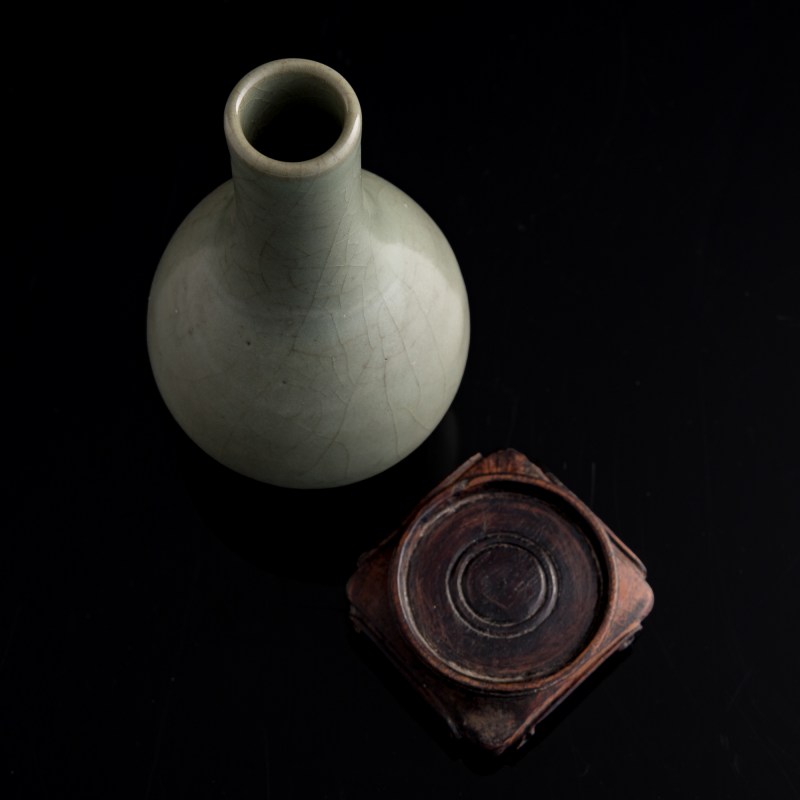 十七/十八世紀 仿官釉膽瓶（附原配硬木座） | A Chinese Guan-type-glazed danping vase, 17th/18th century - 图5