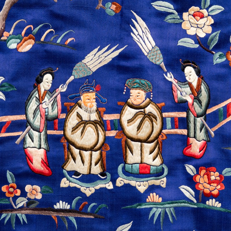 十九世紀 藍地刺綉人物女褂 | A Chinese blue-ground embroidered figural woman's jacket, 19th century - 图4