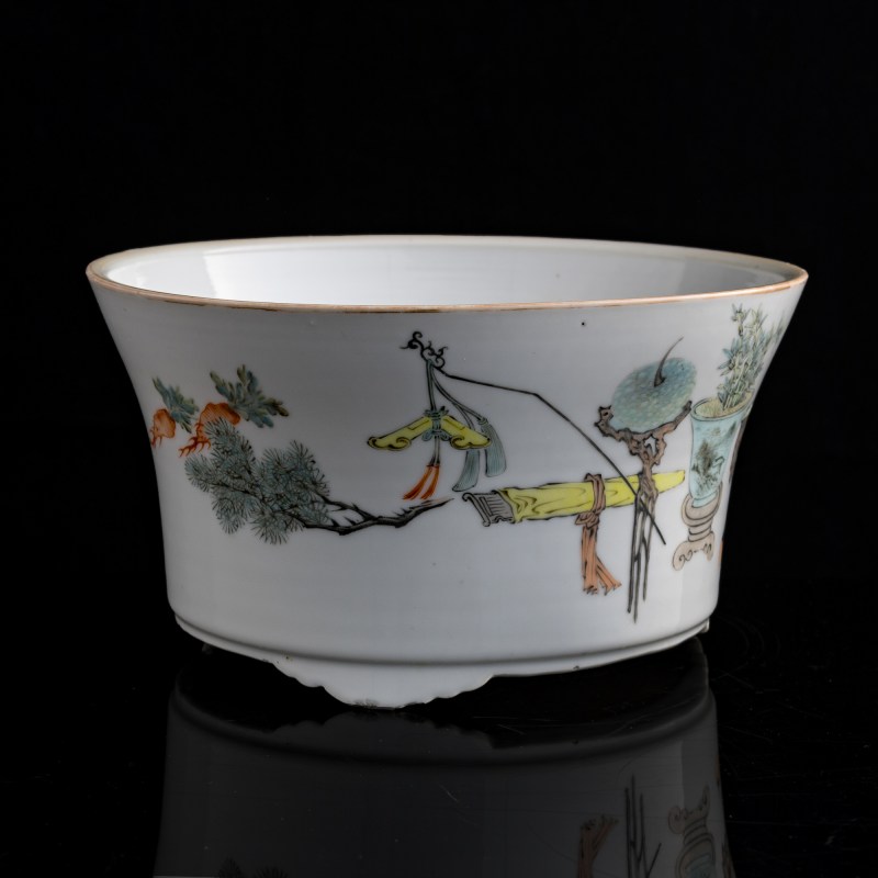 十九世紀晚 淺絳彩博古圖花盆 | A Chinese Qianjiang-enameled 'hundred antiques' jardiniere, late 19th century - 图4