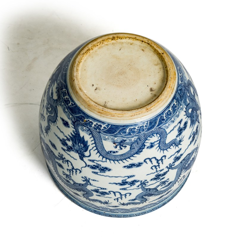 十九世紀 青花雲龍紋缸一對 | A pair of Chinese blue and white 'cloud and dragon' jardinieres, 19th century - 图8