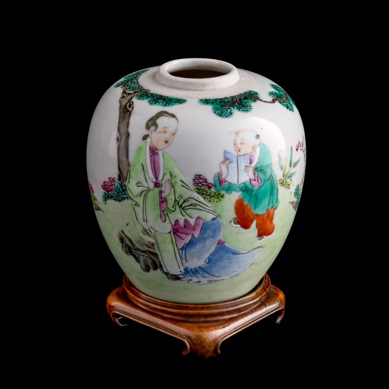 十八世紀 粉彩人物罐及青花山水爐（附木座木蓋） | A Chinese famille rose 'figural' jar and a blue and white 'landscape' censer, 18th century - 图8