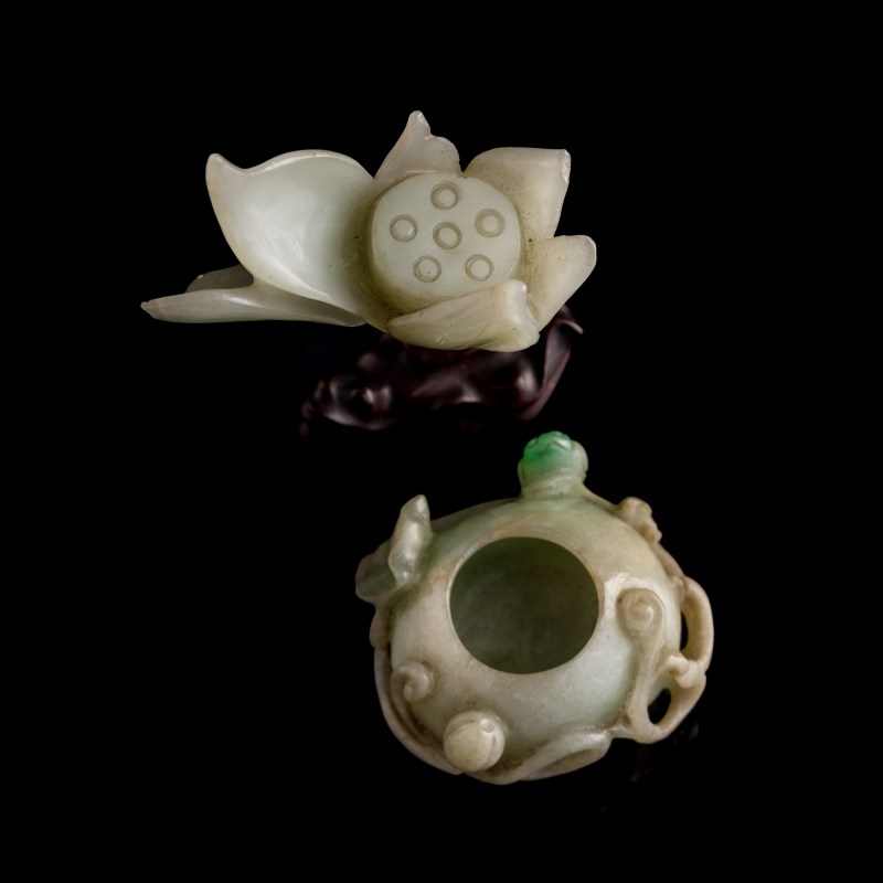 十九世紀 翡翠水盂及白玉荷花擺件（附座） | A Chinese jadeite water coupe and a white jade lotus carving, 19th century - 图5