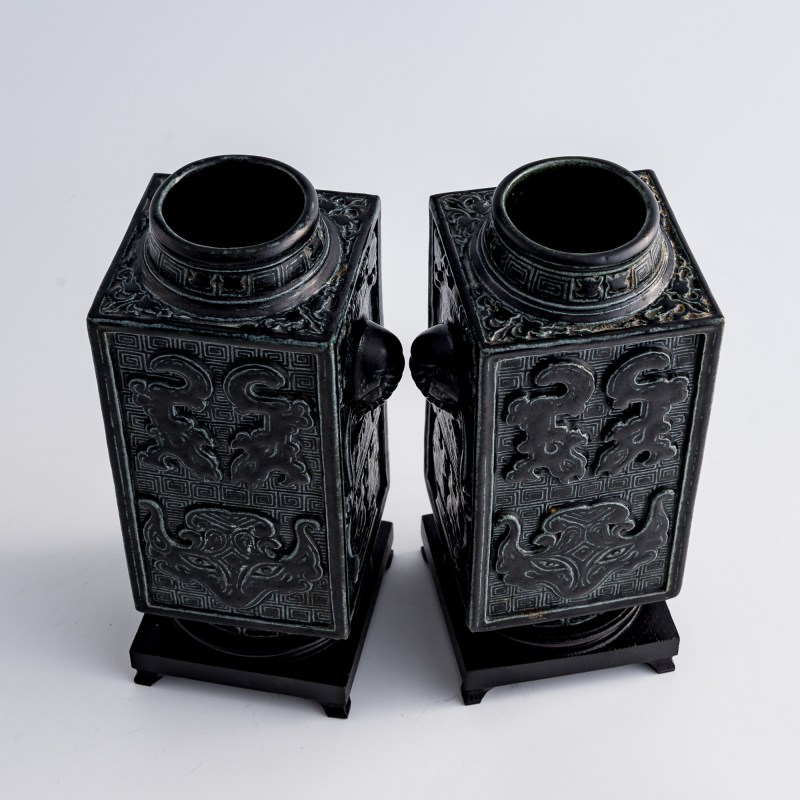 民國 古銅彩饕餮紋象耳琮瓶一對（附木座） | A pair of Chinese archaistic bronze-glazed 'taotie' cong-form vases, Republic period - 图6