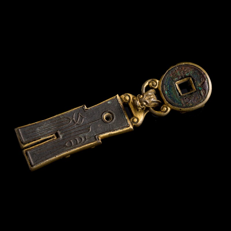 十八世紀 銅鎏金嵌古幣帶扣 | A Chinese gilt-copper belt buckle inset with an ancient coin, 18th century