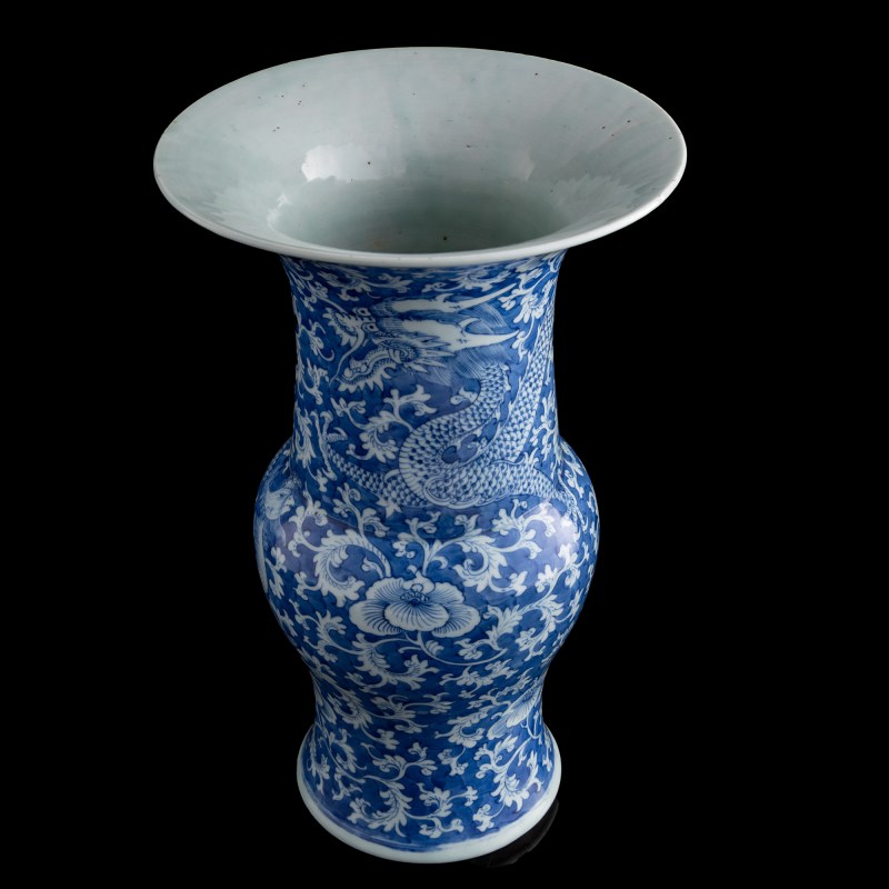 十九世紀早 青花留白纏枝花卉花觚 | A Chinese blue and white floral gu vase, early 19th century - 图5